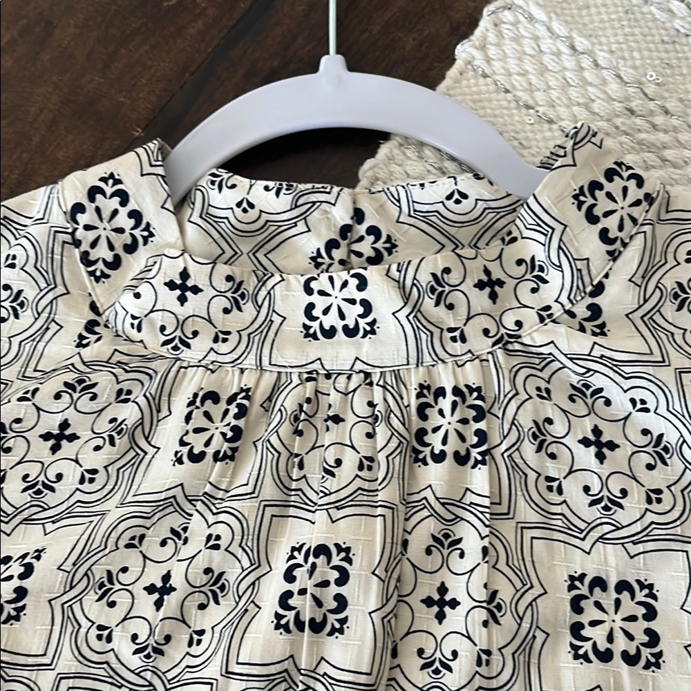 Patterned Blouse with Back Keyhole Closure - Picture 2 of 6